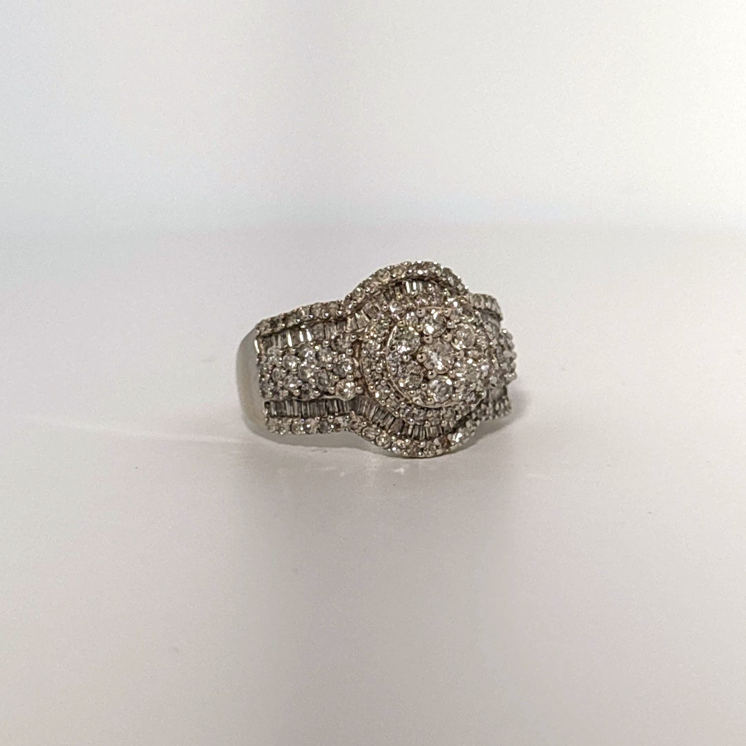 Diamonds Head, Cluster Solitaire Ring, Natural Diamonds(1.35 CTW) GH/SI1, 10K White Gold, 7.4 Gram Total Weight