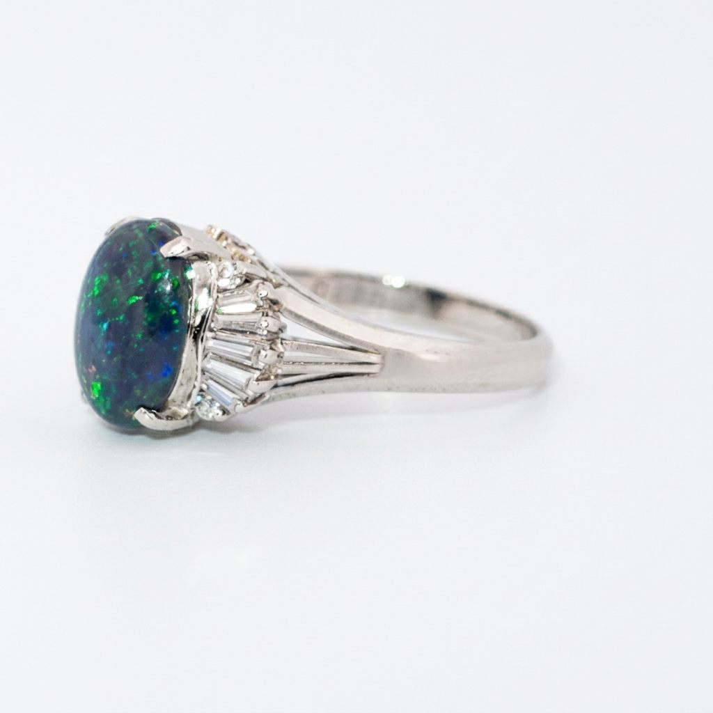 DATA_MISMATCH: Black Opal Ring vs Opal 2.6ct (typical white/translucent) | Platinum Ring, set with 1 Opal (2.6ct, dark/black) and Diamonds (0.485ct total), 8g